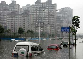 У Китаї підраховують жертв повені та збитки