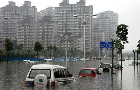 У Китаї підраховують жертв повені та збитки