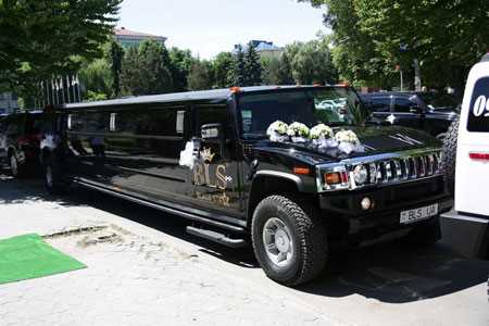 Син губернатора приїхав одружуватися на лімузині «Хаммер» (ФОТО)