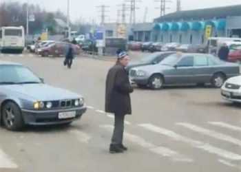 Обережний пішохід переходить дорогу