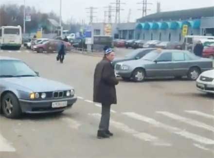 Обережний пішохід переходить дорогу