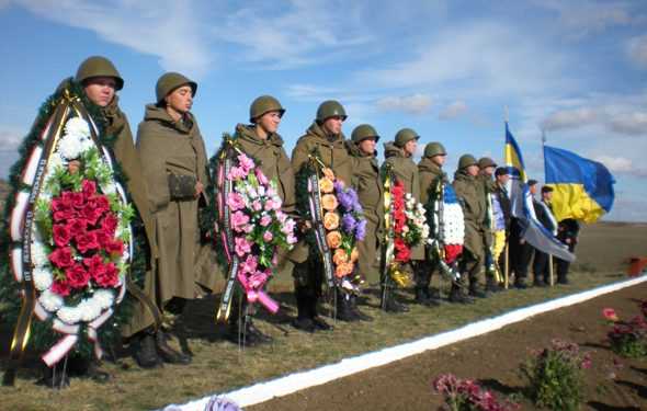 Янукович: «Війна не закінчена, поки не похований її останній солдат»