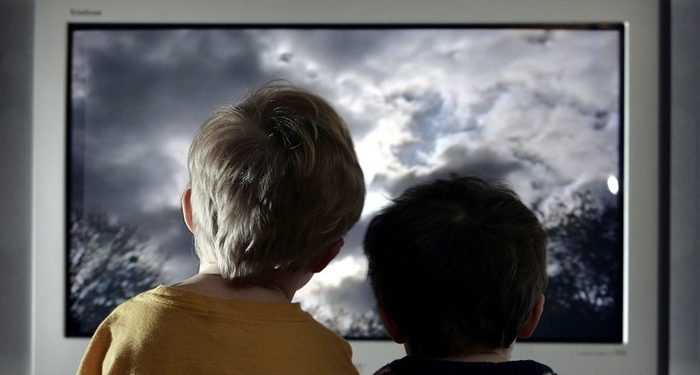 Лікарі закликають захистити дітей від реклами фаст-фуда