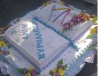 Янукович прислав замість себе торт