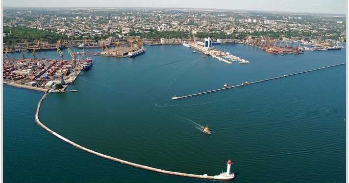 Оштрафували судновласника, який розлив у районі Одеси 20 тонн кокосового масла