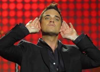 Роббі Вільямс випадково оголив сідниці під час концерту