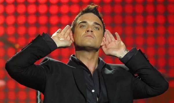 Роббі Вільямс випадково оголив сідниці під час концерту