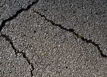 У Полтаві мікроавтобус провалився під асфальт