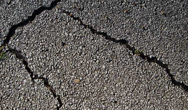 У Полтаві мікроавтобус провалився під асфальт