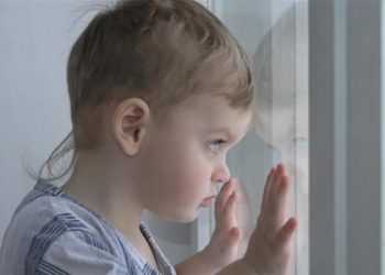 На Донеччині однорічна дитина випала з вікна п'ятого поверху і вижила