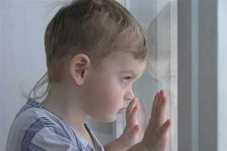 На Донеччині однорічна дитина випала з вікна п'ятого поверху і вижила