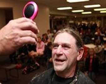 Жінка вперше побачила обличчя чоловіка після 35 років шлюбу