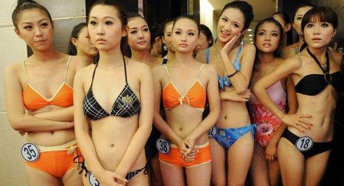 У Китаї дівчат навчають вмінню виходити заміж за мільйонерів