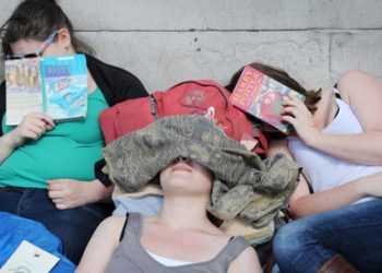 Фаннати Гаррі поттера ночують під відкритим небом в очікуванні прем`єри