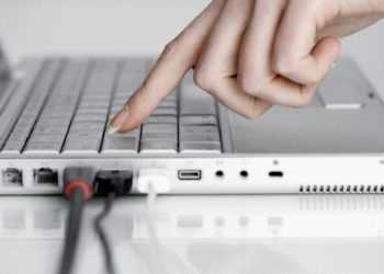 Ноутбук, що заряджається від натискання клавіш