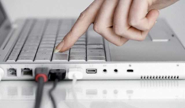 Ноутбук, що заряджається від натискання клавіш