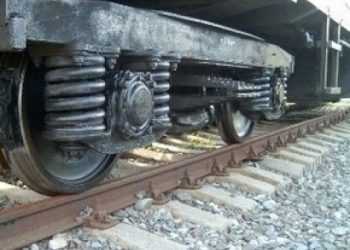 Львів: електричка зійшла з рейок і впала на проїжджу частину