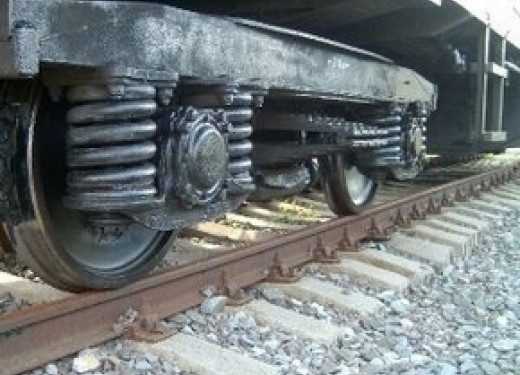 Львів: електричка зійшла з рейок і впала на проїжджу частину