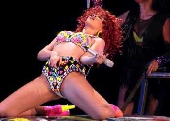 Ріанна влаштувала пожежу на сцені