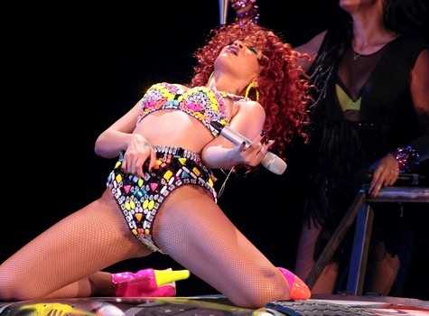 Ріанна влаштувала пожежу на сцені