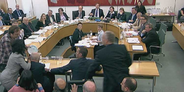 Мердок отримав пирогом в мармизу