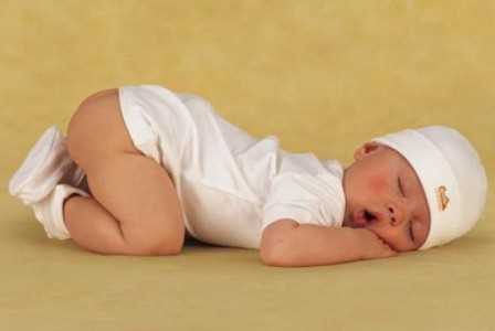 Чому сон на животі шкідливий для здоров'я