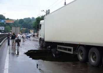 На вул.О.Теліги в Києві провалився асфальт