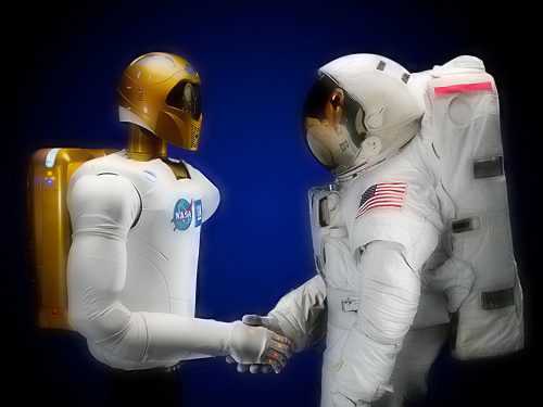 Робот-астронавт приступає до роботи