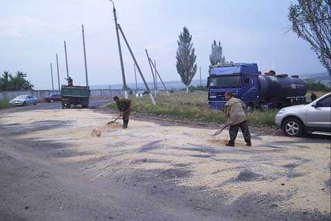 Донецьку область залили луганським бітумом