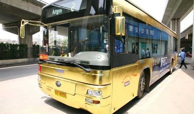Золотий автобус тепер їздить по вулицях Піднебесної