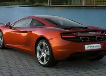 Суперкар McLaren MP4-12C потрапив під вогонь критики