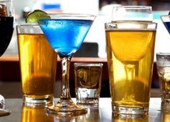 В еквадорській провінції Лос-Ріос 21 людина загинула від контрафактного алкоголю. Отож у неділю, 17 липня, там запровадили режим надзвичайного стану. На території провінції не лише оголошено