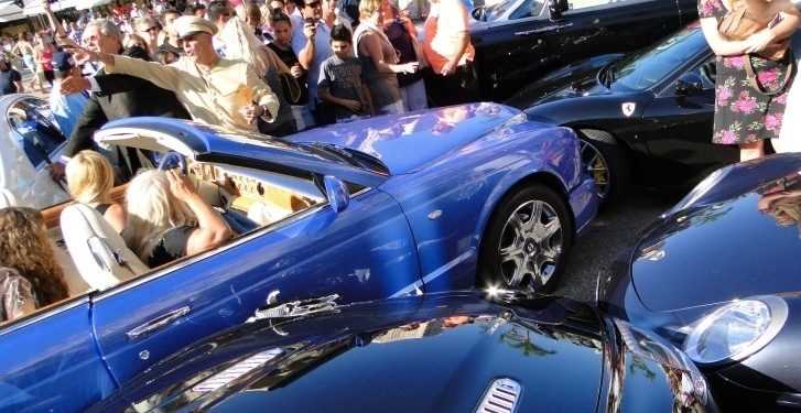 Блондинка за кермом Bentley розбила Ferrari, Aston Martin, Mercedes і Porsche