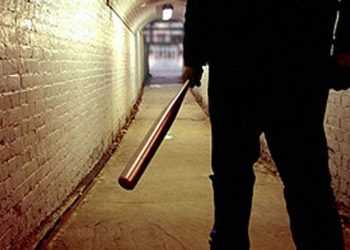 Британці масово озброюються палицями та бітами через Amazon