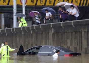 Дощі вбили 30 осіб