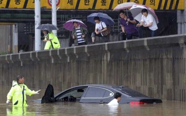 Дощі вбили 30 осіб