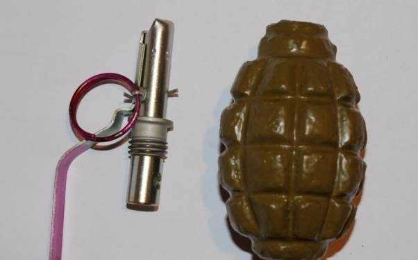 У Запоріжжі намагалися продати кілька гранат, саморобний пістолет та 55 патронів