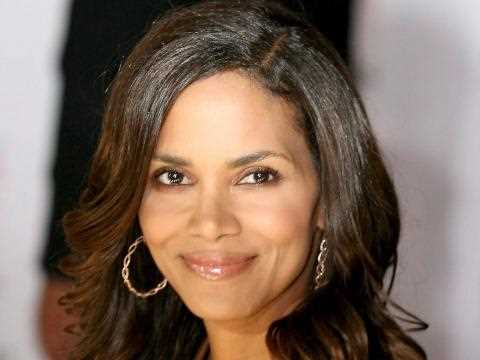 Холлі Беррі подала в суд на фанатів