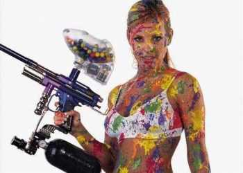 Англійка втратила силіконовий імплантант під час гри в пейнтбол