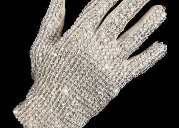 Знамениту рукавичку Майкла Джексона оцінили в $ 85 000