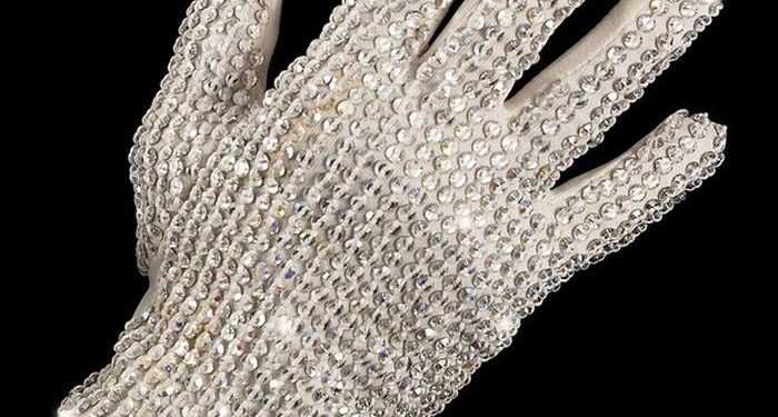 Знамениту рукавичку Майкла Джексона оцінили в $ 85 000