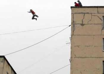 У Маріуполі хлопець двічі стрибнув з 8 поверху і залишився живий