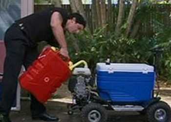 Молодий австралієць влаштував нетверезу їзду на моторолері з холодильника