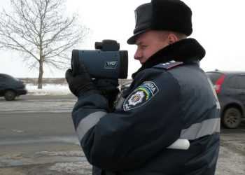 Працівники ДАІ вийшли на дороги з вимірювачем швидкості TruCAM