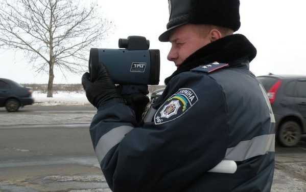 Працівники ДАІ вийшли на дороги з вимірювачем швидкості TruCAM