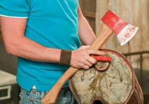 Хлопець зарубав своїх батьків сокирою