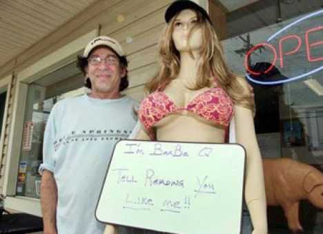 В американському місті Редінг, штат Огайо, в мери висунули жіночий манекен на прізвисько Барбі Кью