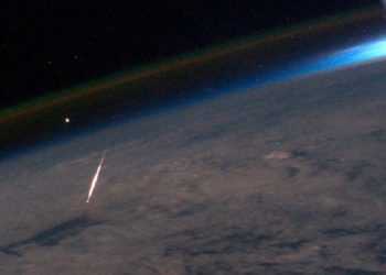 Рідкісний знімок згораючого метеора з потоку Персеїд з висоти МКС