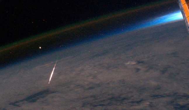 Рідкісний знімок згораючого метеора з потоку Персеїд з висоти МКС