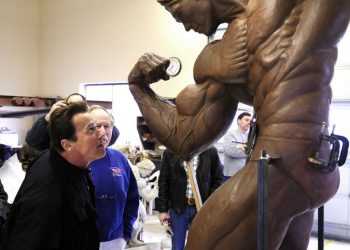 Шварценеггер замовив три статуї самого себе